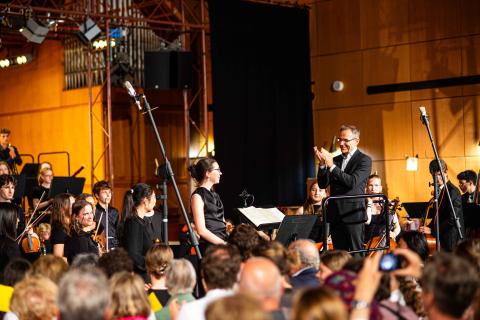 Abschiedskonzert: Christian Kewitsch dirigiert ein letztes Mal das A-Orchester des Hamburger Gymnasiums Christianeum.