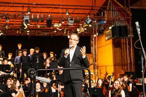 Abschiedskonzert: Christian Kewitsch dirigiert ein letztes Mal das A-Orchester des Hamburger Gymnasiums Christianeum.