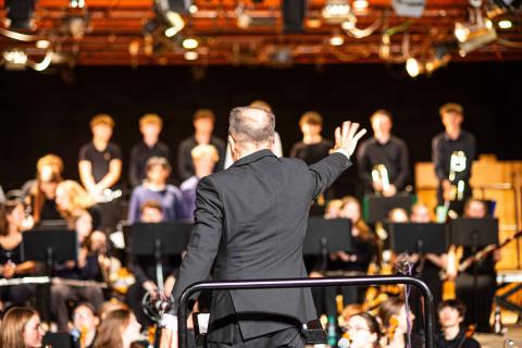 Abschiedskonzert: Christian Kewitsch dirigiert ein letztes Mal das A-Orchester des Hamburger Gymnasiums Christianeum.
