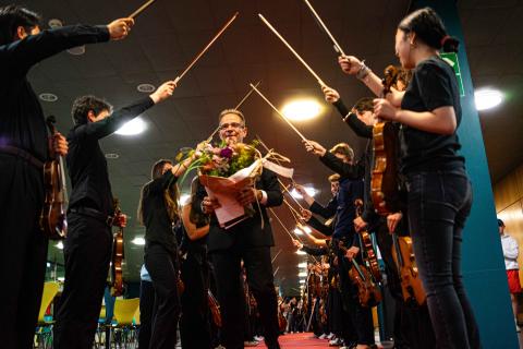 Bewegender Abschied: Das A-Orchester bildet ein Spalier für Christian Kewitsch.