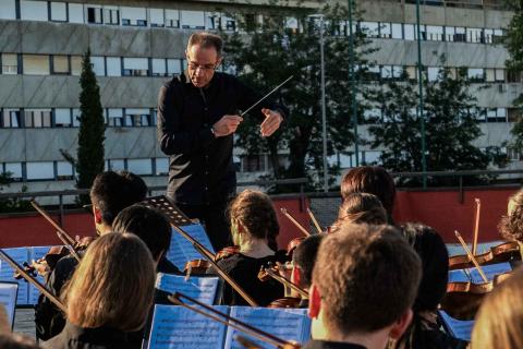 Sinfonisches Freiluftkonzert an einem sozialen Brennpunkt in Rom: Christian Kewitsch dirigiert das A-Orchester des Christianeums.