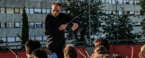 Sinfonisches Freiluftkonzert an einem sozialen Brennpunkt in Rom: Christian Kewitsch dirigiert das A-Orchester des Christianeums.