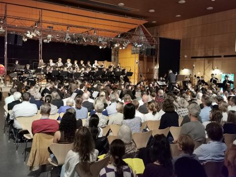 Abschiedskonzert: Christian Kewitsch dirigiert ein letztes Mal das A-Orchester des Hamburger Gymnasiums Christianeum.