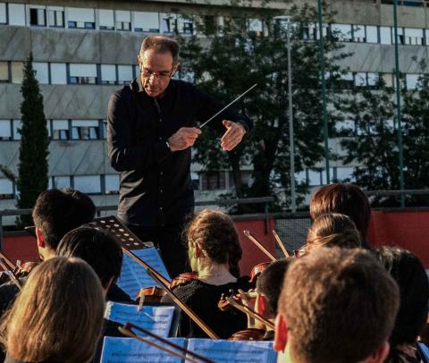 Sinfonisches Freiluftkonzert an einem sozialen Brennpunkt in Rom: Christian Kewitsch dirigiert das A-Orchester des Christianeums.