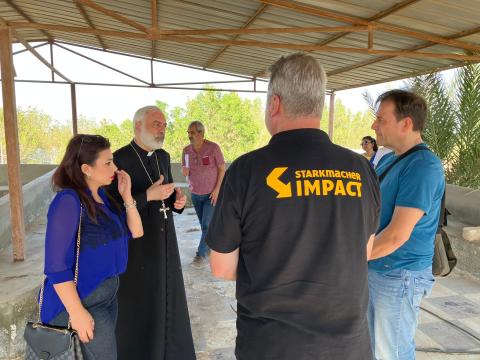 Starkmacher Impact3 im Einsatz: Frank Jungmann (v.r.) und Clemens Schlenkrich im Gespräch mit Rt. Rev. Msgr. Bassilios Fawzi, Bischof der Coptic Catholic Diocese of Minya in Ägypten.