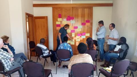Workshop in Kenia zur Planung eines Projektes: Starkmacher Impact3 arbeitet weltweit im globalen Süden.