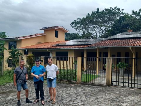 Ein Projekt von Starkmacher Impact3 in Recife: Mathias Kaps (v.l.), Dr. Markus Gomer und Frank Jungmann vor dem Wohnhaus mit Solarzellen.
