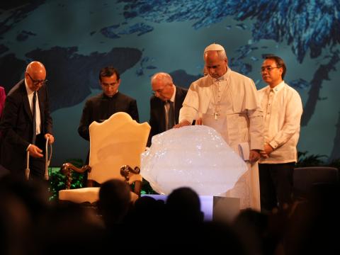 20.000 Jahre alt: Ein Eisblock aus Grönland wird bei der Konferenz "Raising Hope" von Papst Leo XIV. gesegnet.