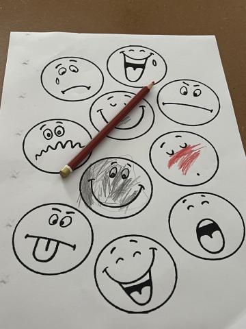 Gefühle im Bild ausdrücken: Emanuela Chiapparini erklärt die Bedeutung des Spiels für geflüchtete Kinder.