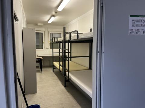 Blick in ein Zimmer für Familien in der temporären Container-Unterkunft Tiefenau für 600 ukrainische Schutzsuchende.