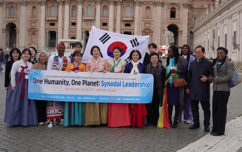 Teilnehmende aus aller Welt: Eine Gruppe des Hackathon auf dem Weg zur Audienz bei Papst Leo XIV.