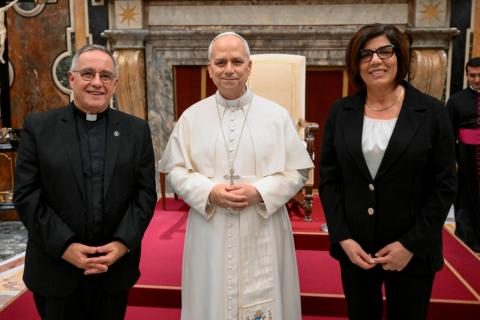 Papst Leo XIV. mit Margaret Karram und Roberto Almada.