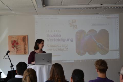 Dialogwochenende in Innsbruck: Lucia Hämmerle vom Internationalen Versöhnungsbund aus Wien sprach über „Soziale Verteidigung – Schützen, was uns wichtig ist“ .
