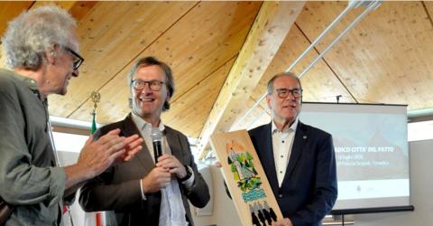 "Tonadico - Stadt des Paktes": Gerhard Proß (r.) nahm den Preis als Erster entgegen.