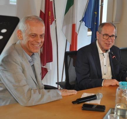 Erster Preisträger der Auszeichnung "Tonadico - Stadt des Paktes" ist Gerhard Proß (r.).