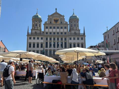 Die große Friedenstafel vor dem Augsburger Rathaus.