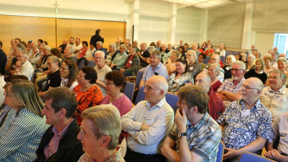 Ein neuer Blick auf das Thema Dialog - das Publikum ist sehr aufmerksam.