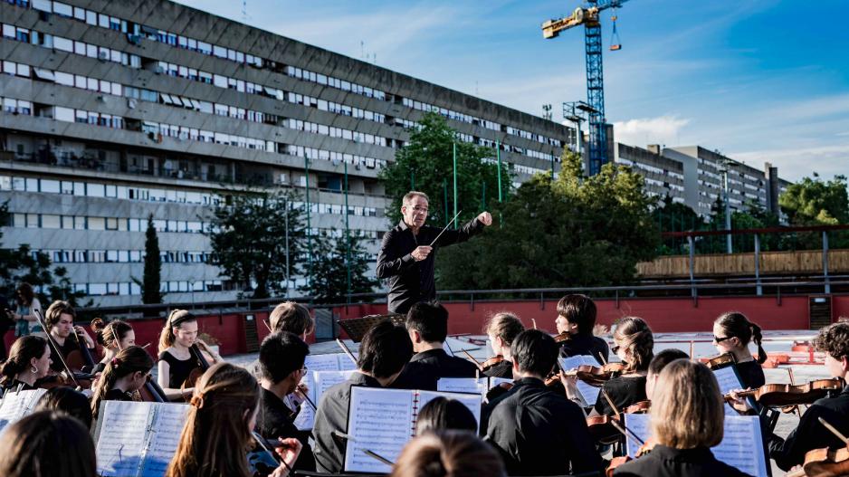 Sinfonisches Freiluftkonzert: Christian Kewitsch dirigiert das A-Orchester. Sinfonisches Freiluftkonzert an einem sozialen Brennpunkt in Rom: Christian Kewitsch dirigiert das A-Orchester des Christianeums.