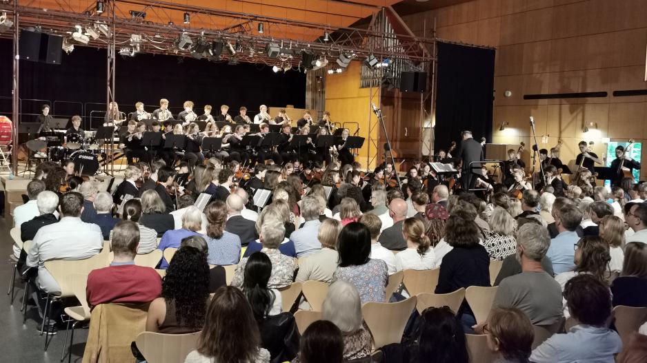 Abschiedskonzert: Christian Kewitsch dirigiert ein letztes Mal das A-Orchester des Hamburger Gymnasiums Christianeum. Abschiedskonzert: Christian Kewitsch dirigiert ein letztes Mal das A-Orchester des Hamburger Gymnasiums Christianeum.