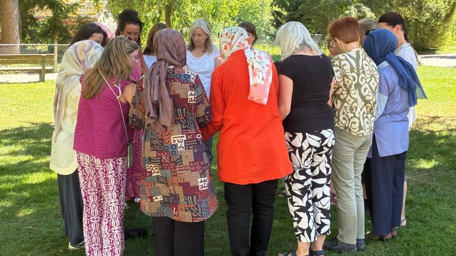 Austausch unter Frauen beim Oasentag in der Schweiz