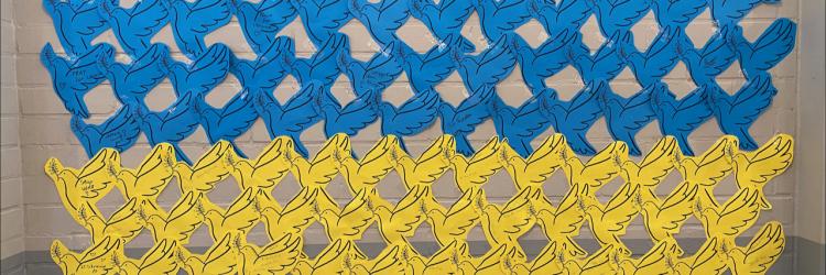 blaue und gelbe Friedenstauben aus Papier