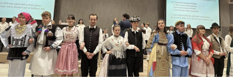 Teilnehmende in ihren traditionellen Trachten