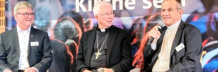 drei Priester auf der Bühne drei Priester auf der Bühne