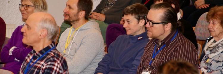 aufmerksames Zuhören im Saal.