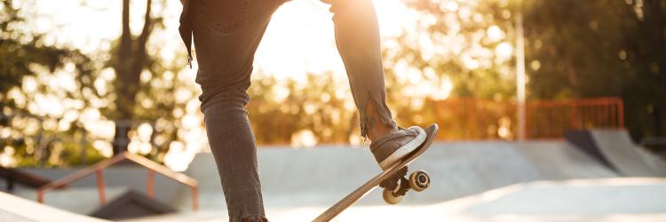 Symbolbild navi4life - Jugendlicher macht Tricks mit dem Skateboard