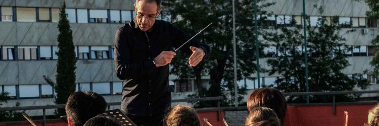 Sinfonisches Freiluftkonzert an einem sozialen Brennpunkt in Rom: Christian Kewitsch dirigiert das A-Orchester des Hamburger Christianeums.