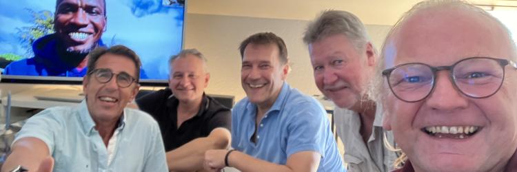 Neue Projekte im Blick: Das Team von Starkmacher Impact3 bei einem Meeting.