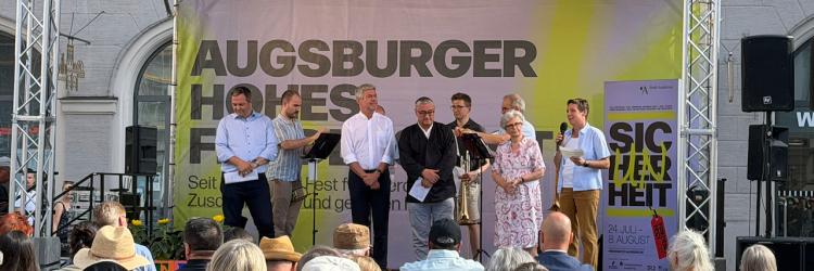 Das interreligiöse Friedensgebet am Vorabend des Hohen Friedensfestes.