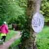 Schild am Baum