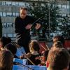 Sinfonisches Freiluftkonzert an einem sozialen Brennpunkt in Rom: Christian Kewitsch dirigiert das A-Orchester des Christianeums.
